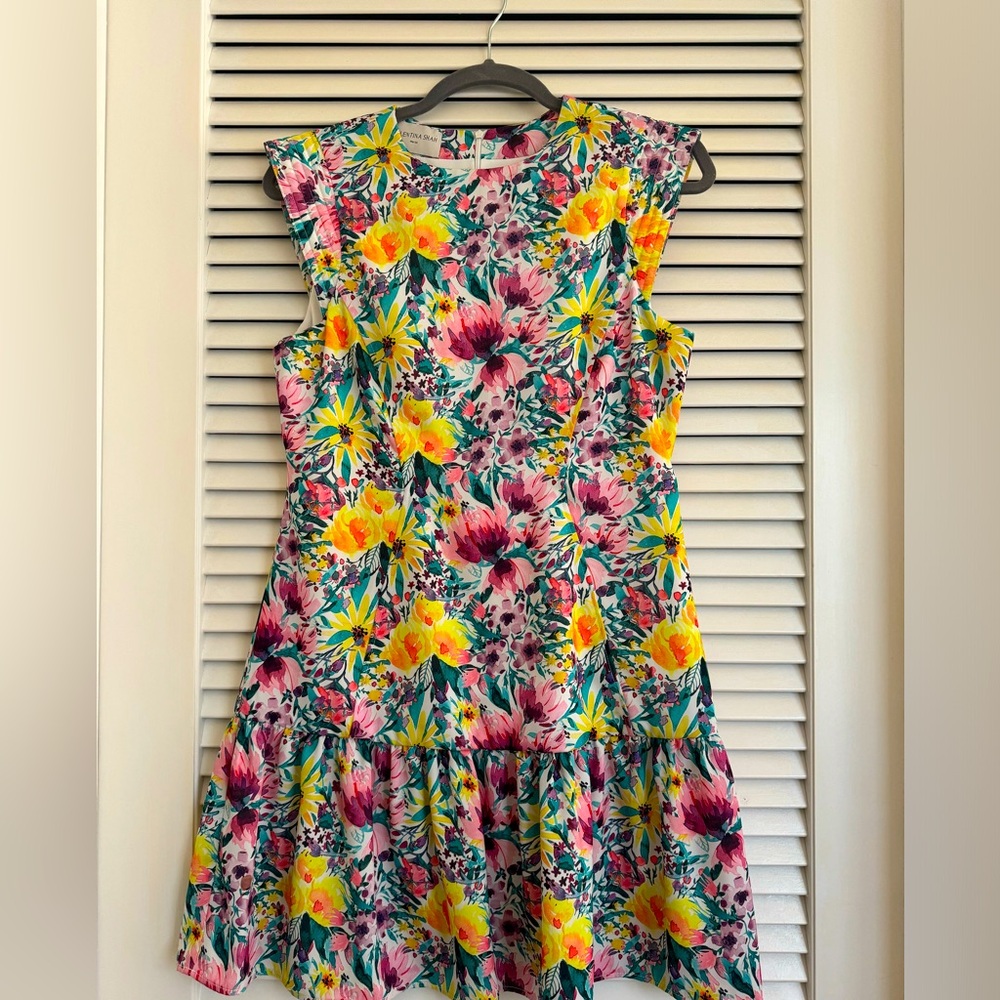 Dress Valentina Shah Italy 20 Floral Dress Size 4. 100% Polyester. Unique. New